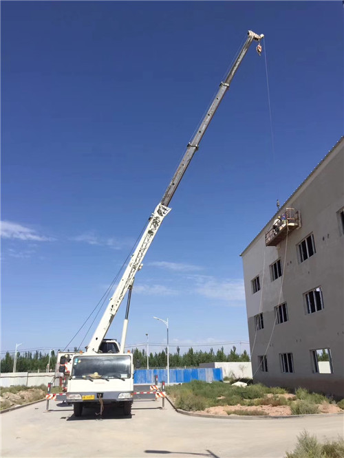 曲松县“轻装强干”—— 吊车的 “轻量化臂架” 技术